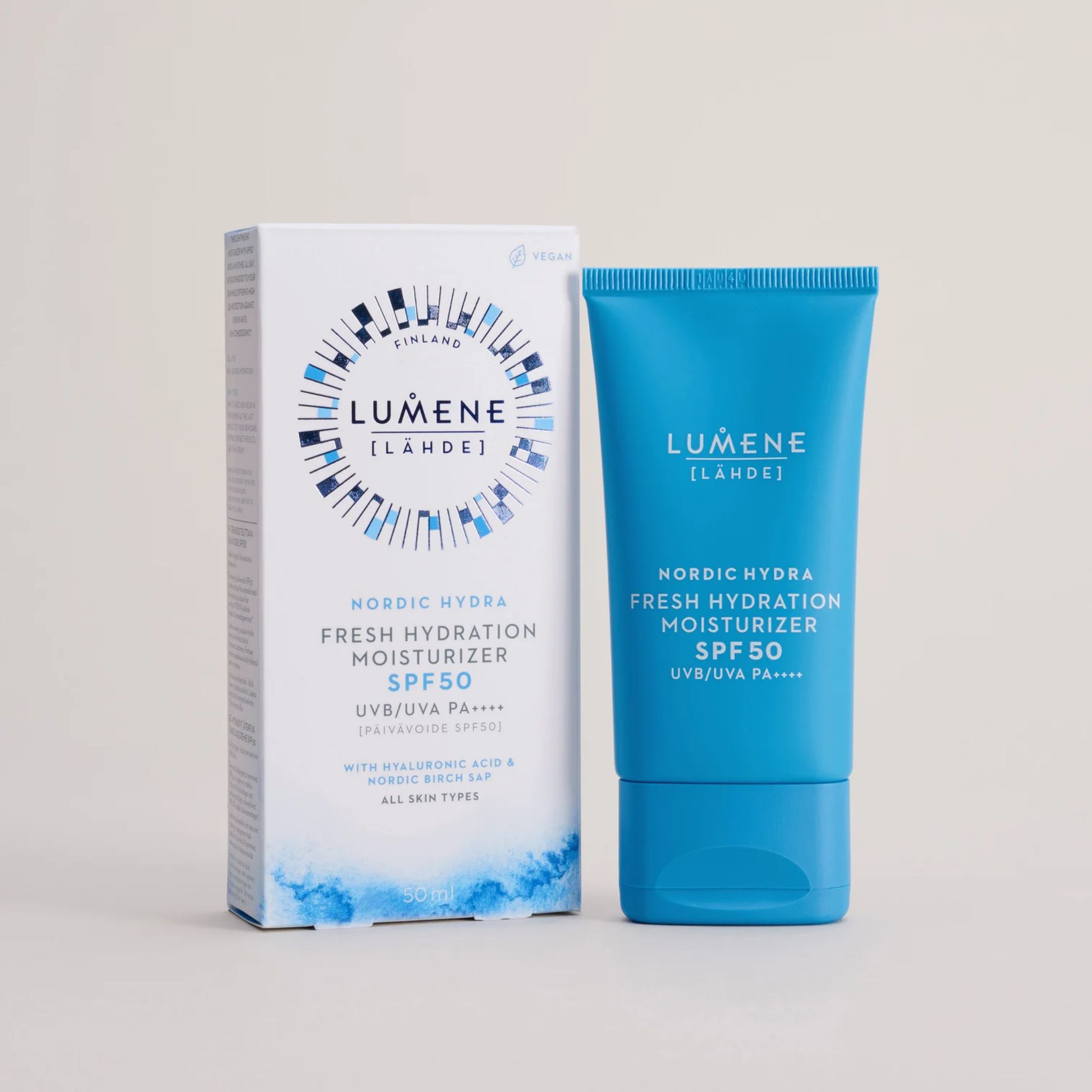 Confezione e tubo. Confezione: bianca con design blu. Tubo: azzurro chiaro, testo: LUMENE [LÄHDE], Nordic Hydra Moisturizer SPF50.