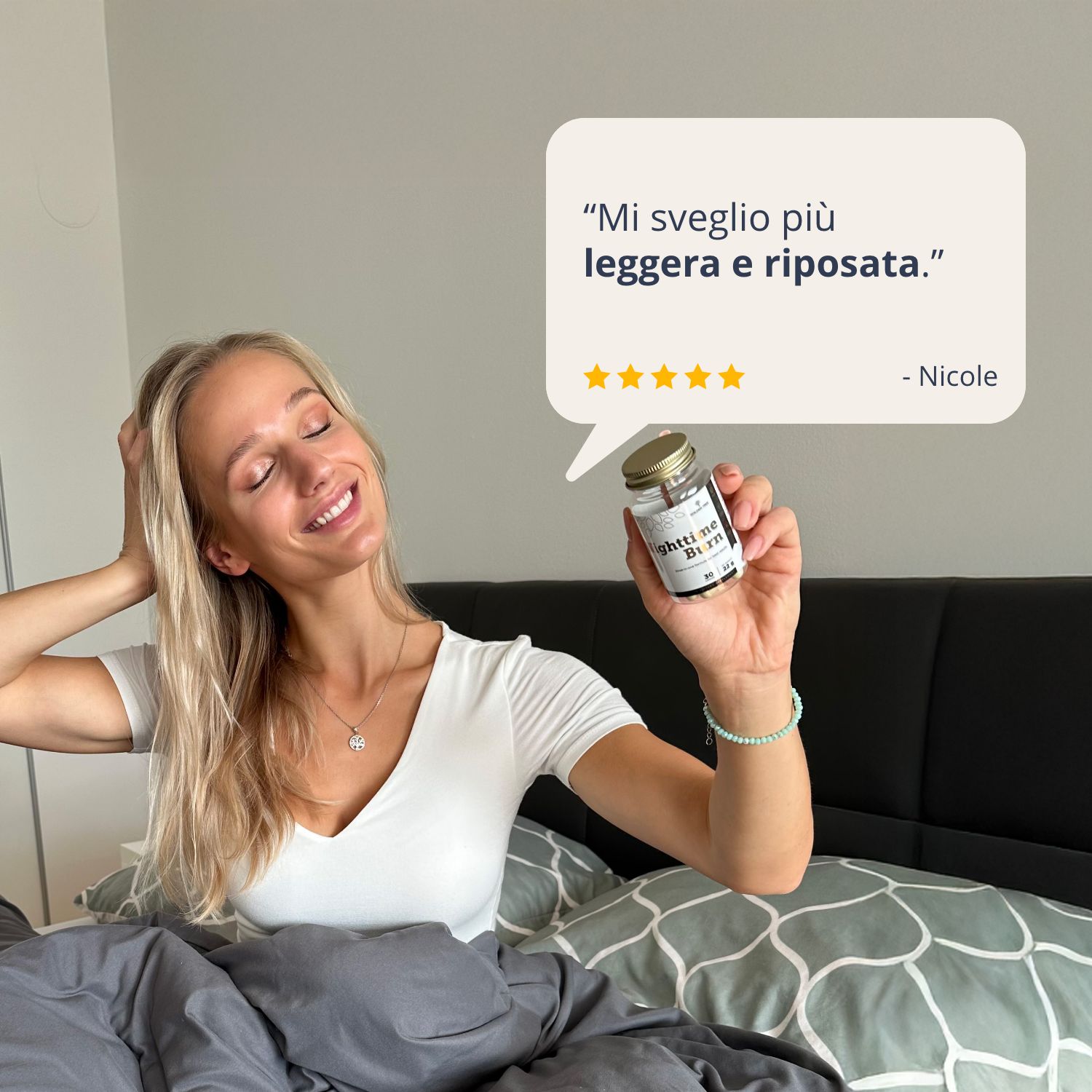Donna tiene in mano il flacone Golden Tree Nighttime Burn e sorride, con citazione positiva.