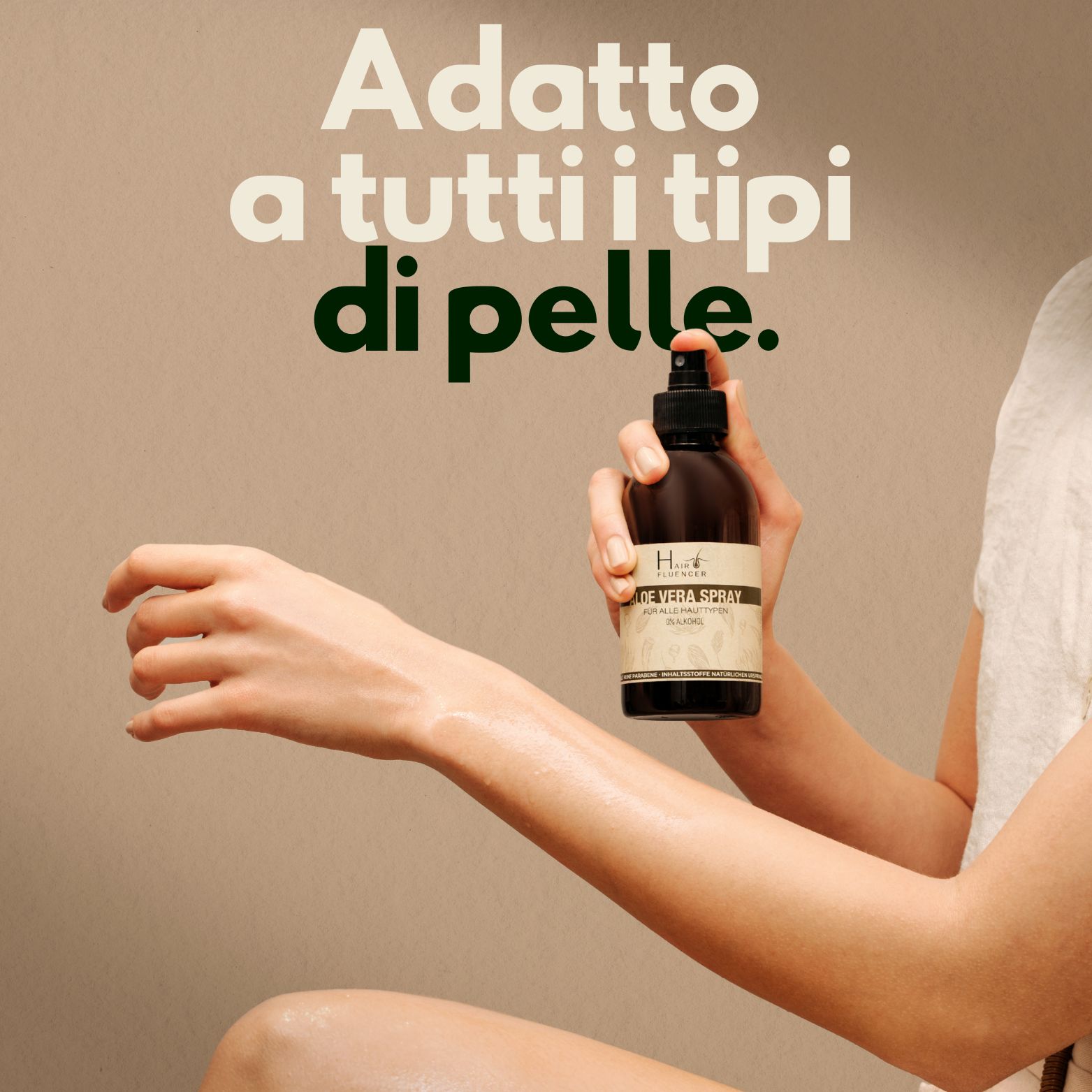 Mano che spruzza Hairfluencer Aloe Vera Spray sulla pelle. Testo: "Adatto a tutti i tipi di pelle."