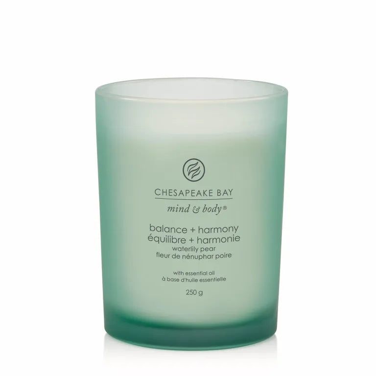 Candela verde in contenitore di vetro. Scritta: Chesapeake Bay, balance + harmony, 250 g. Con olio essenziale.