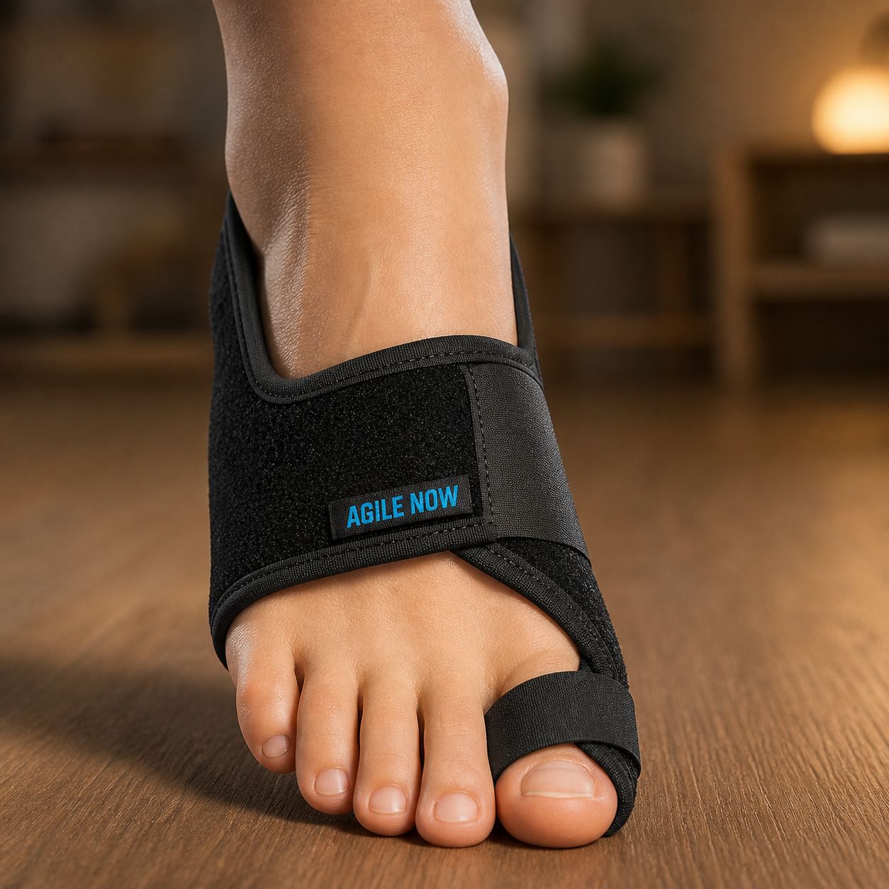 Piede con bendaggio nero. Marchio AGILE NOW. Su pavimento in legno.