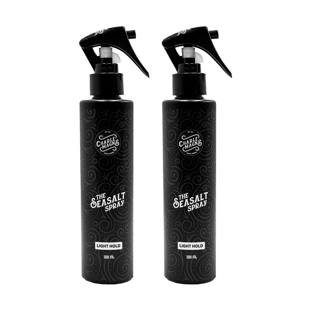 Due flaconi spray neri "The Seasalt Spray" con testa a pompa nera. "Light Hold" e "200 ml" sono stampati sui flaconi.