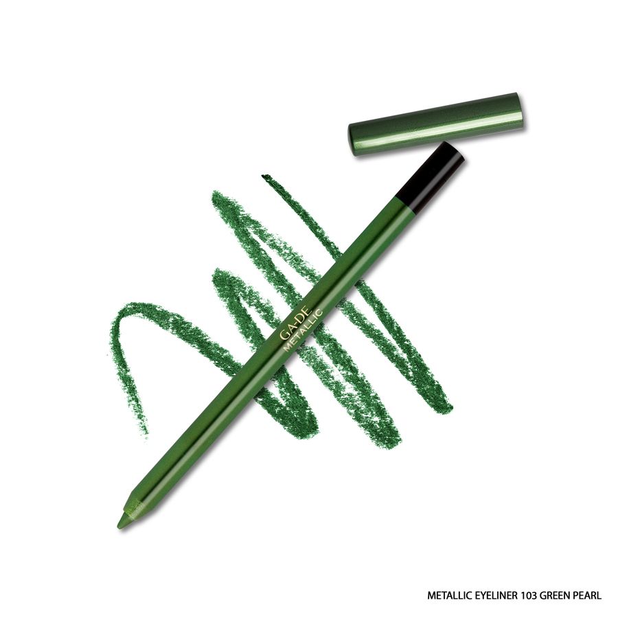 Eyeliner verde metallizzato con cappuccio aperto e tratto. Punta nera, corpo verde. Marchio: Ga-De Metallic.