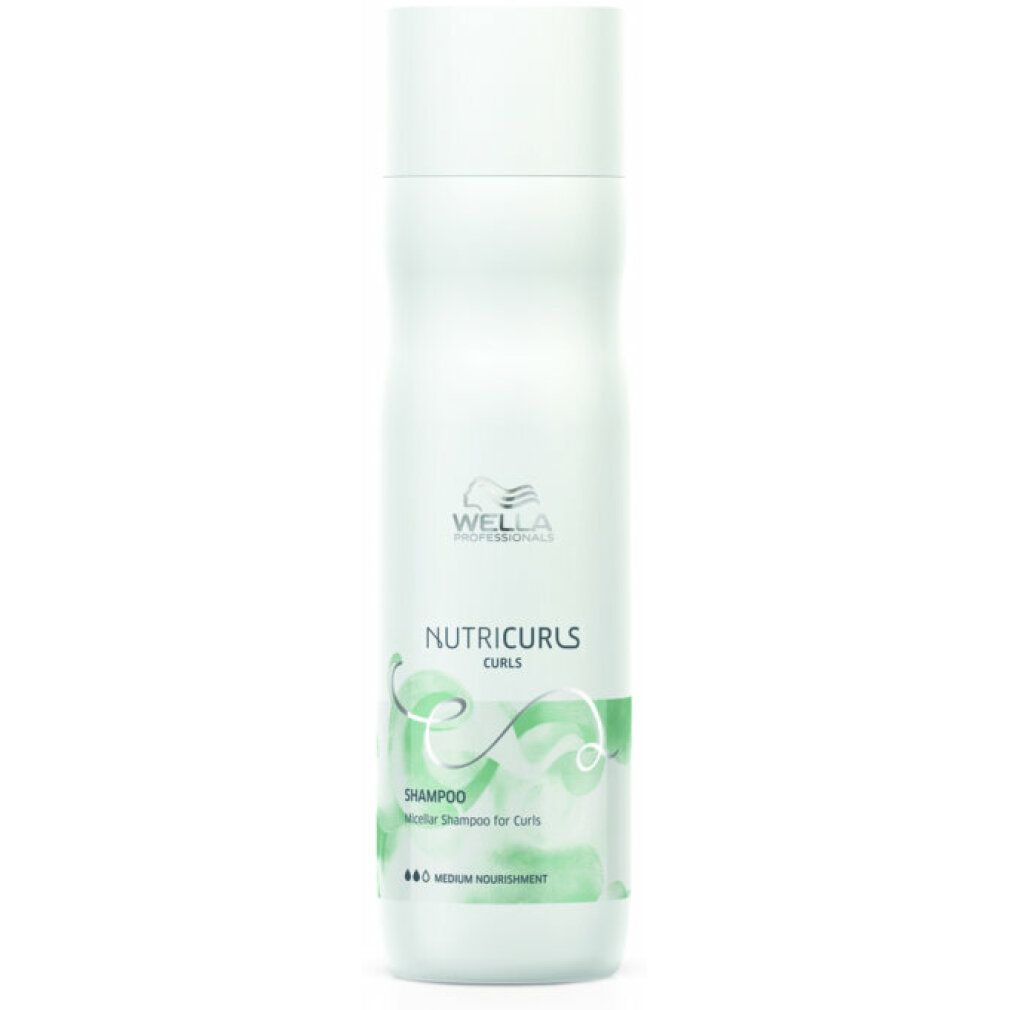Flacone di shampoo bianco con etichetta verde. Scritta "Nutricurls Curls" e "Shampoo".
