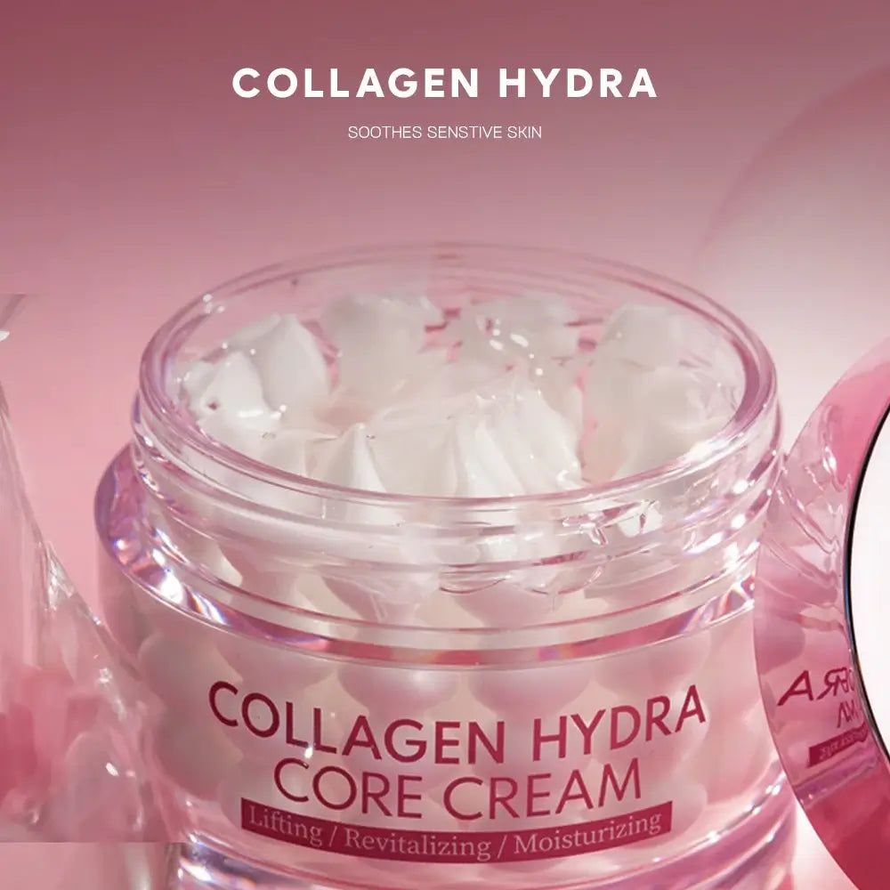 Vasetto di crema aperto con coperchio rosa. Scritta: Collagen Hydra Core Creme. Testo: Lifting / Revitalizing / Moisturizing.