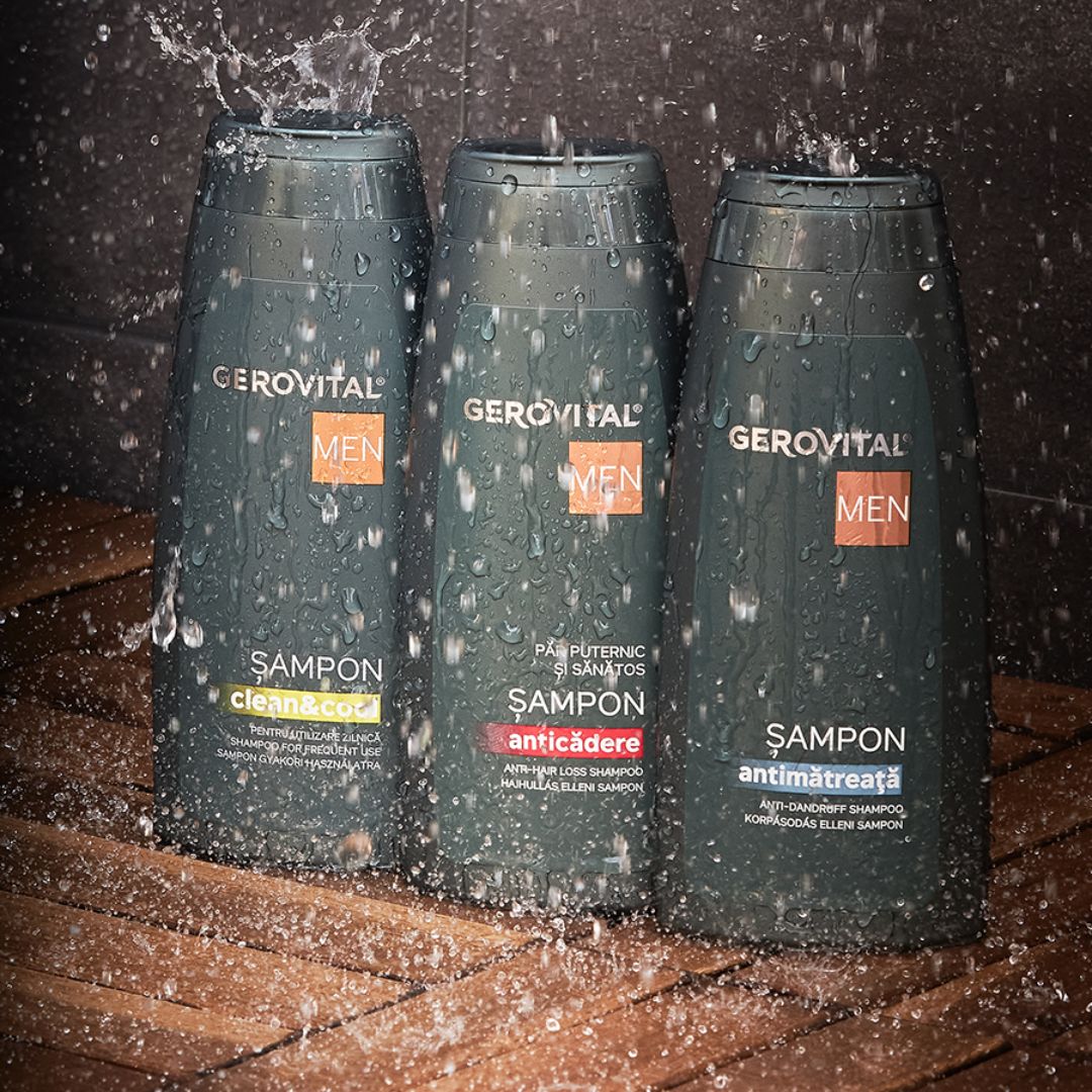 Tre flaconi di shampoo verde scuro con tappo nero. Scritta: Gerovital Men. Spruzzi d'acqua.