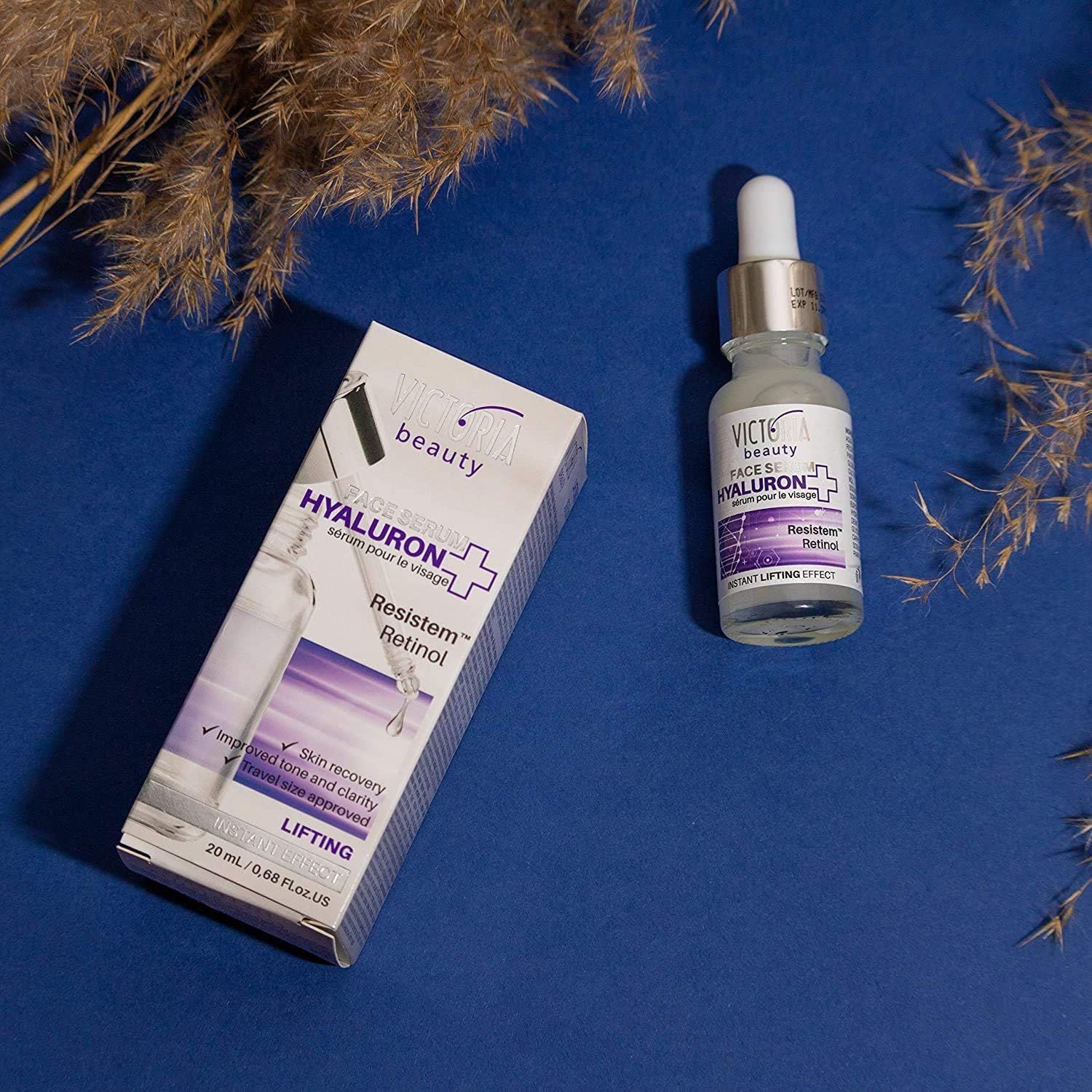 Flacone di siero e confezione su sfondo blu. Sul flacone si legge "Victoria Beauty Hyaluron+". La confezione mostra informazioni sul prodotto.