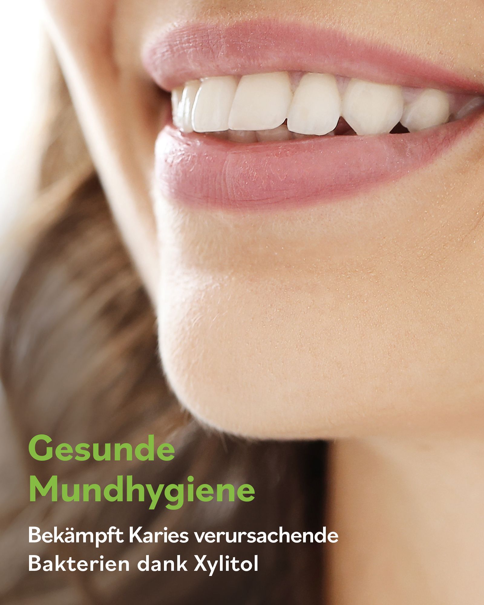 Primo piano di un sorriso con denti bianchi. Testo: Igiene orale sana. Combatte i batteri grazie allo xilitolo.