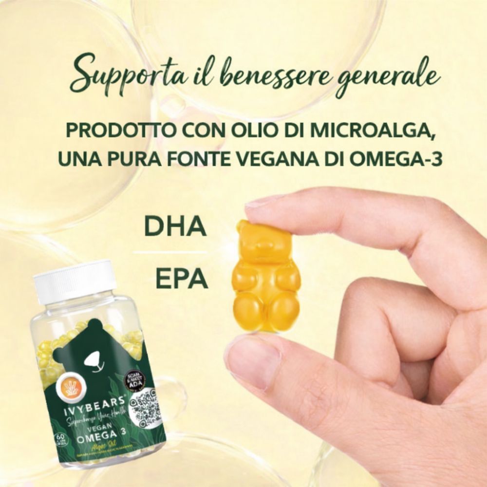Mano che tiene un orsetto gommoso giallo. Bottiglia IVYBEARS Vegan Omega 3 accanto. Testo: DHA, EPA. Testo: Supporta il benessere generale.