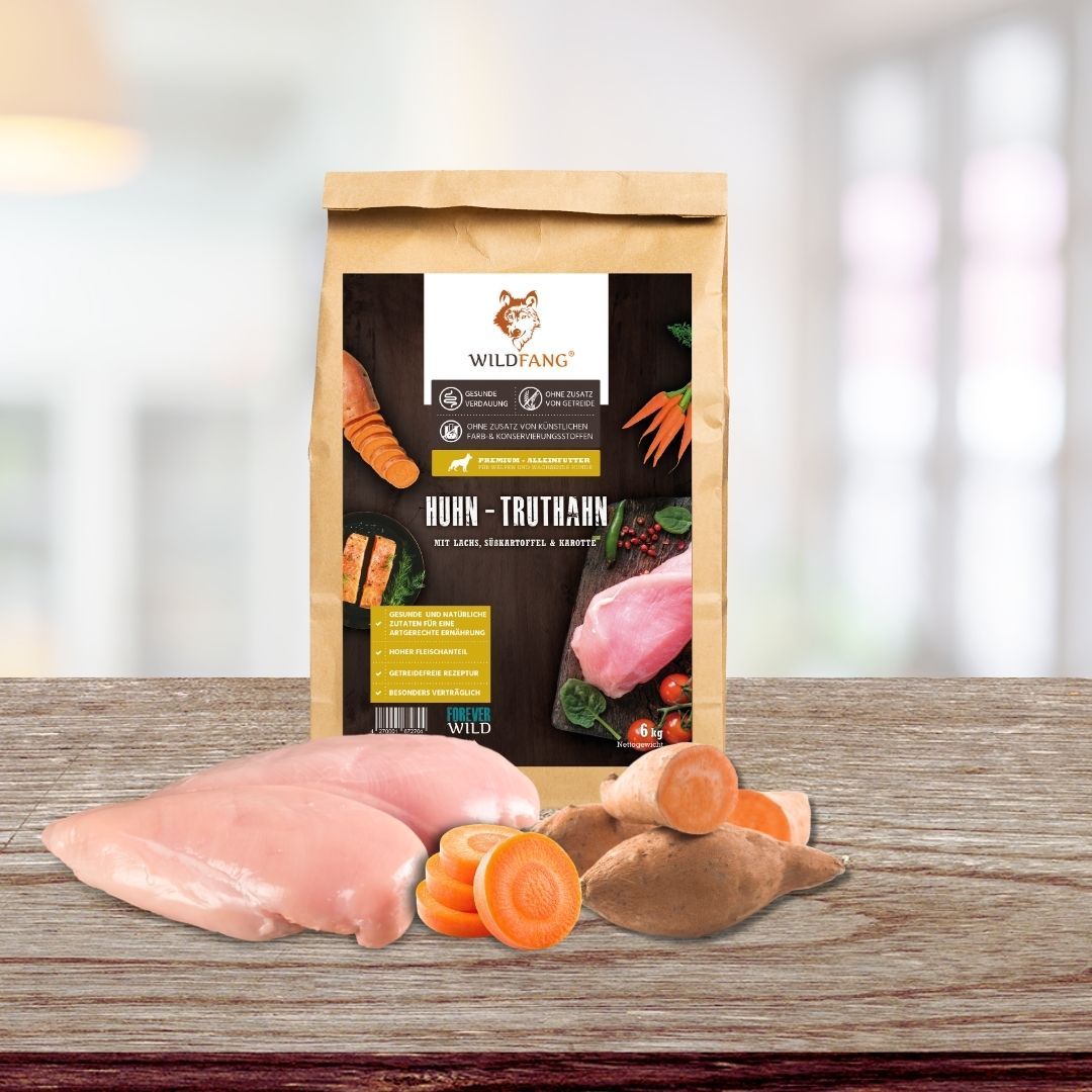 Sacchetto di cibo per cani. Marchio Wildfang. Testo: Pollo-tacchino con salmone, patate dolci e carote. Ingredienti: pollo, patate dolci, carote.