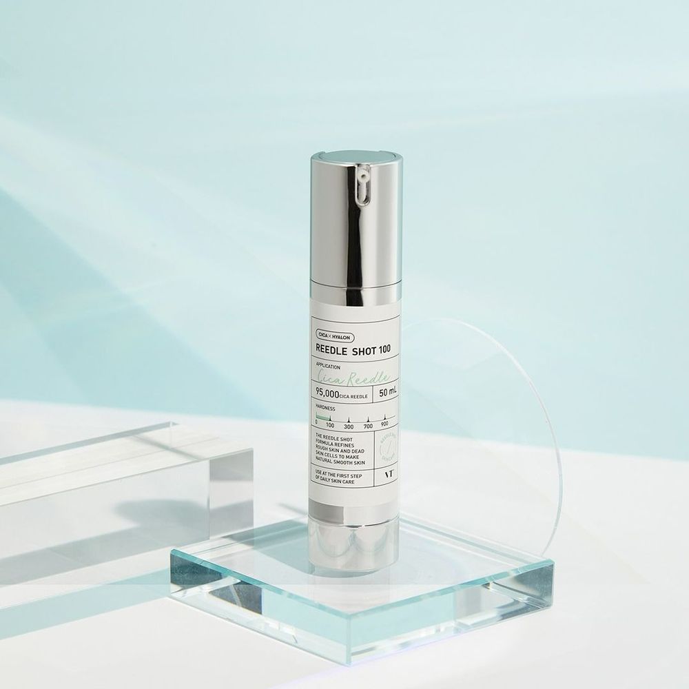 Flacone di siero con tappo argentato su blocco di vetro. Scritta: REEDLE SHOT 100, 50 ml.