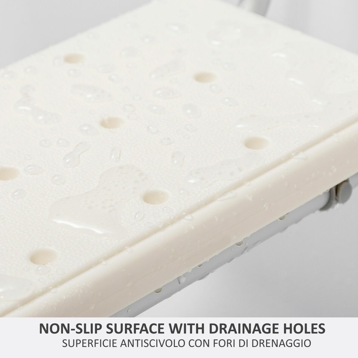 Primo piano della seduta. Superficie antiscivolo con fori. Umidità sulla superficie.