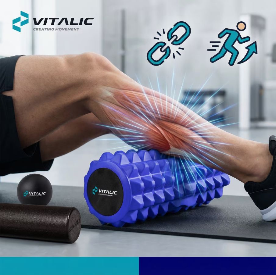 Rullo blu scanalato, sfera e rullo neri. Uomo che si allena con il rullo. Logo VITALIC.