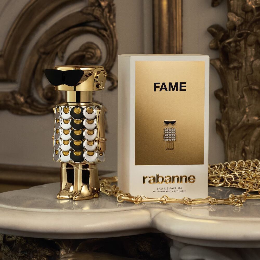Paco Rabanne Fame Eau de Parfum. Flacone e confezione dorati. Scritte: FAME, rabanne.