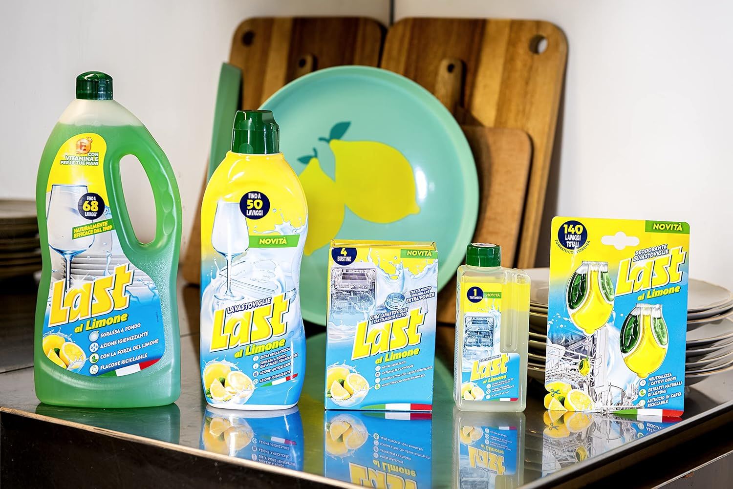 Vari prodotti, tra cui una bottiglia e confezioni. Le confezioni indicano 'Last al Limone'.