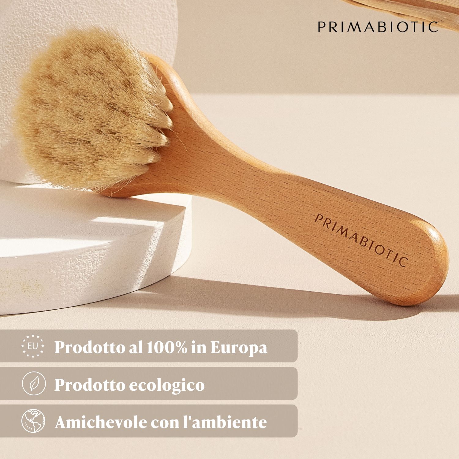 Spazzola per massaggio viso con manico in legno e setole. PRIMABIOTIC sul manico. Testo: Prodotto in Europa, prodotto ecologico, rispettoso dell'ambiente.