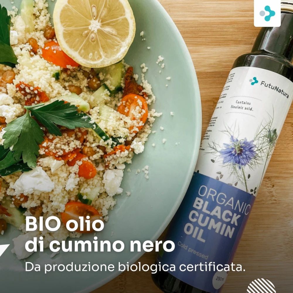 Donna tiene una bottiglia di olio di cumino nero. BIO olio di cumino nero, 250 ml. Alto contenuto di acido linoleico. Qualità eccellente.