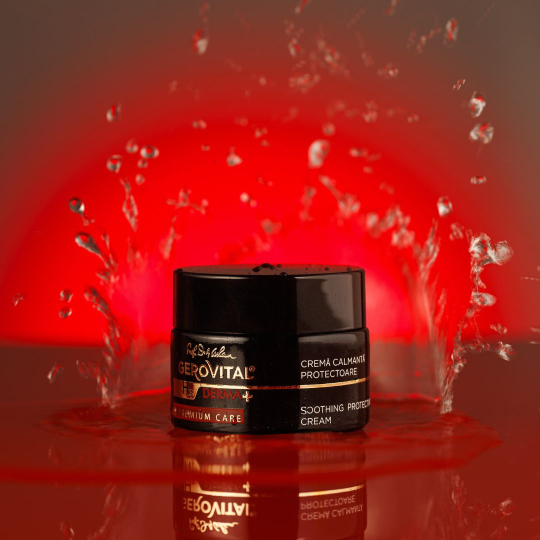 Vasetto nero con scritta dorata. Testo: Gerovital Derma+, Créma calmanta protectoare, Soothing Protective Cream. Spruzzi d'acqua.