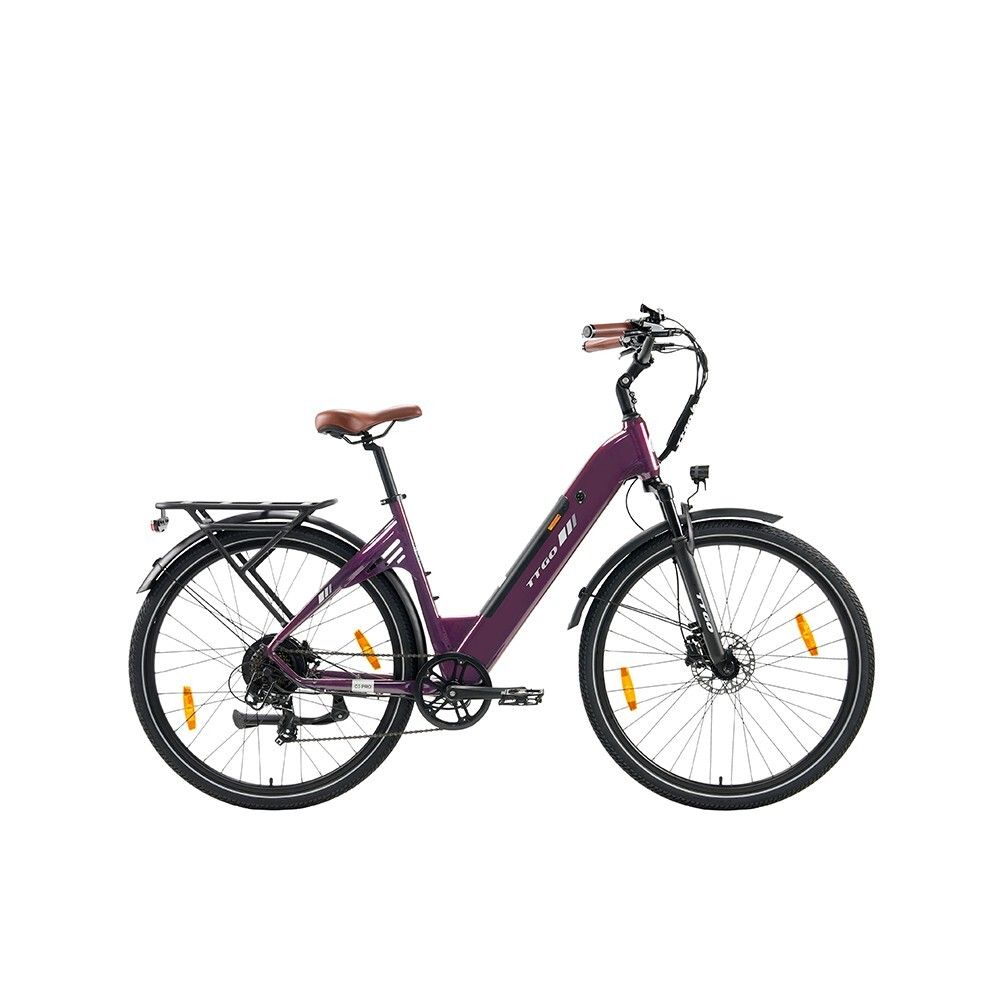 Bicicletta elettrica viola con sella e manubrio marroni. Pneumatici neri, portapacchi e parafanghi. Riflettori gialli.