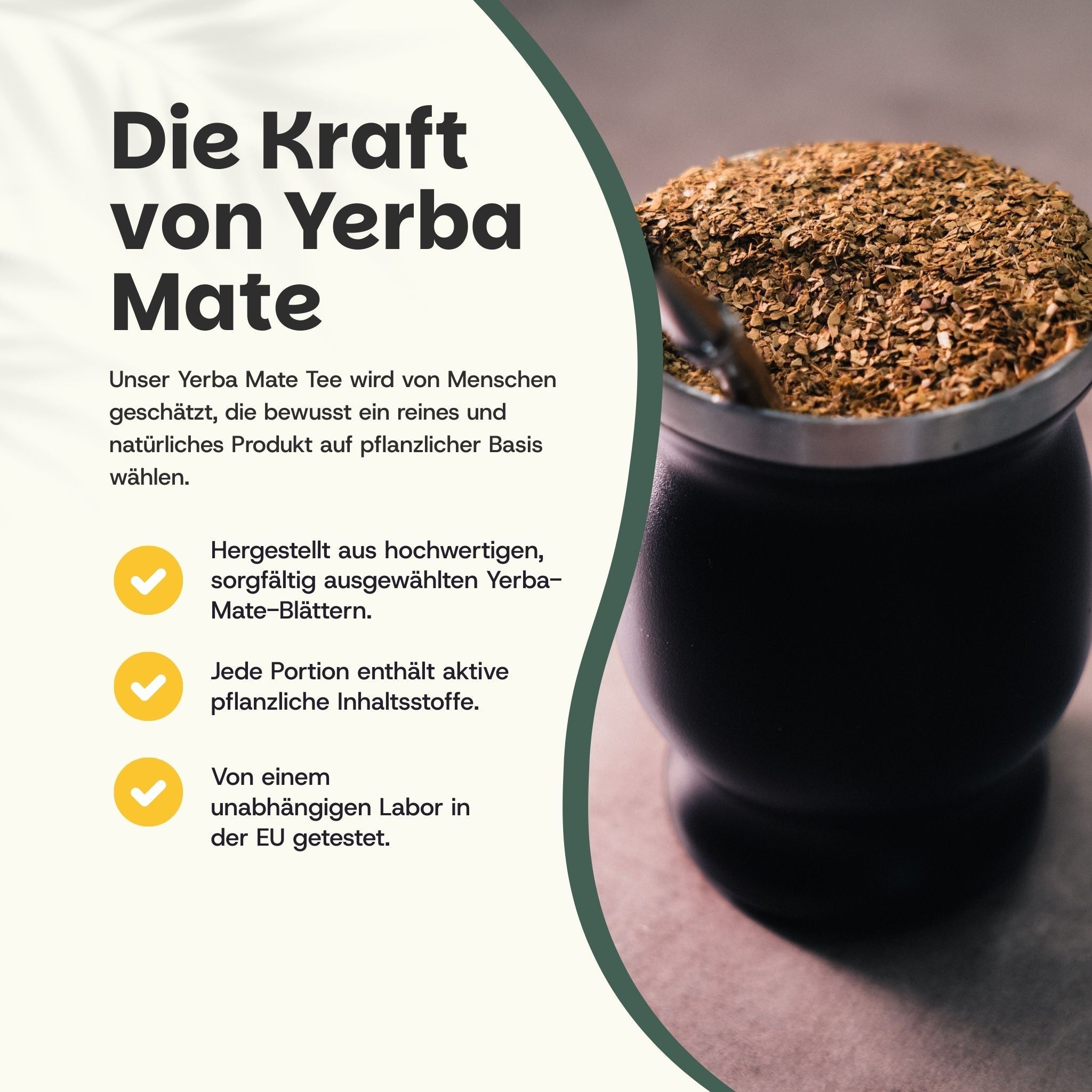 Tè Yerba Mate in una tazza tradizionale con bombilla. La tazza è nera e riempita con foglie di Yerba Mate essiccate.