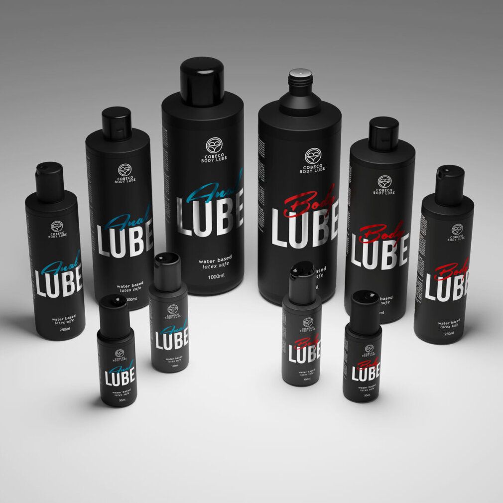 Diverse bottiglie di "Body Lube" in varie dimensioni. Bottiglie nere con testo bianco o rosso. Logo "Cobeco Body Lube".