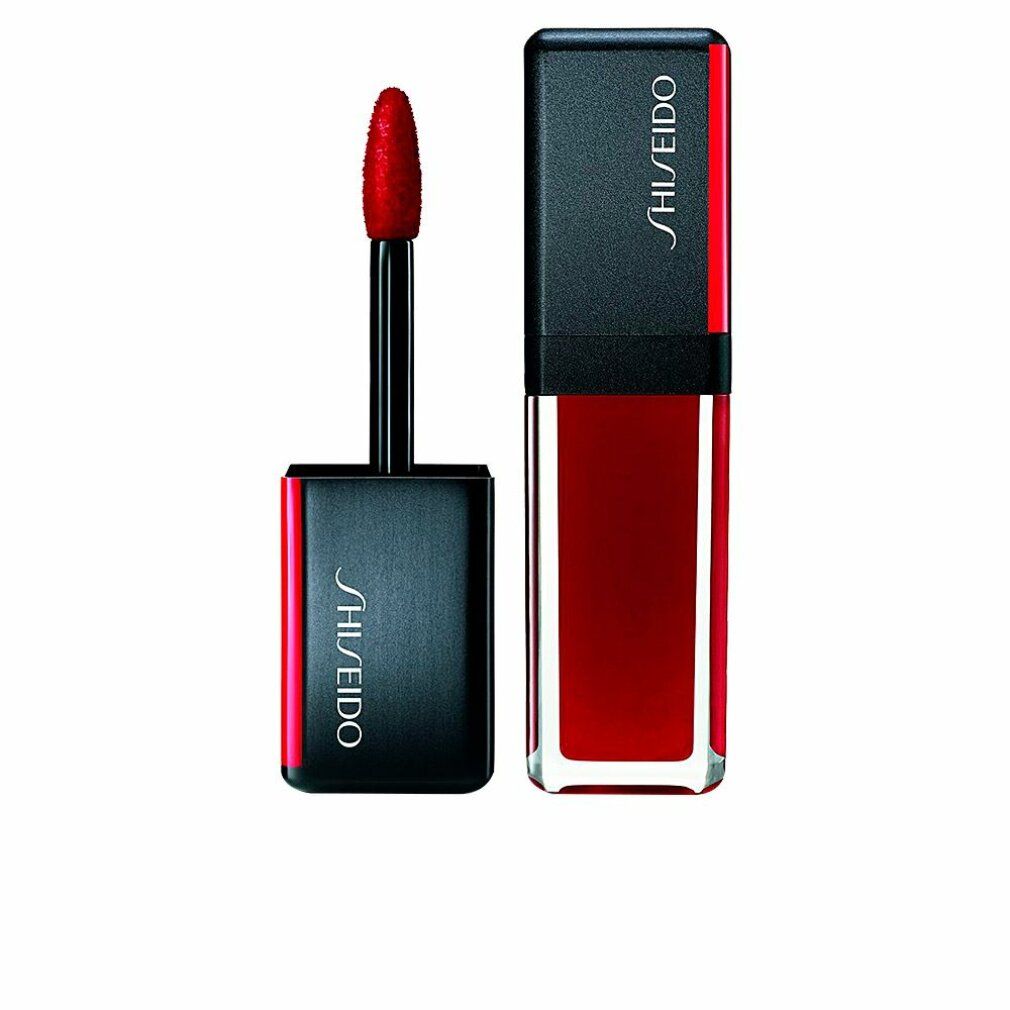 Lucidalabbra rosso con tappo nero. Applicatore visibile. Logo Shiseido sul contenitore.