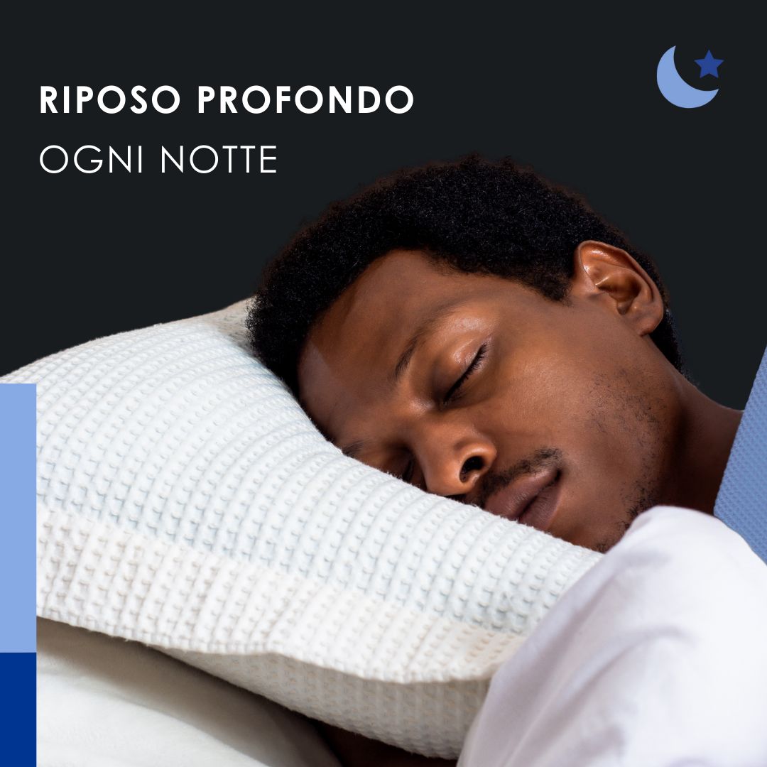 Uomo che dorme su un cuscino. Testo: RIPOSO PROFONDO OGNI NOTTE. Schema di colori blu e bianco.