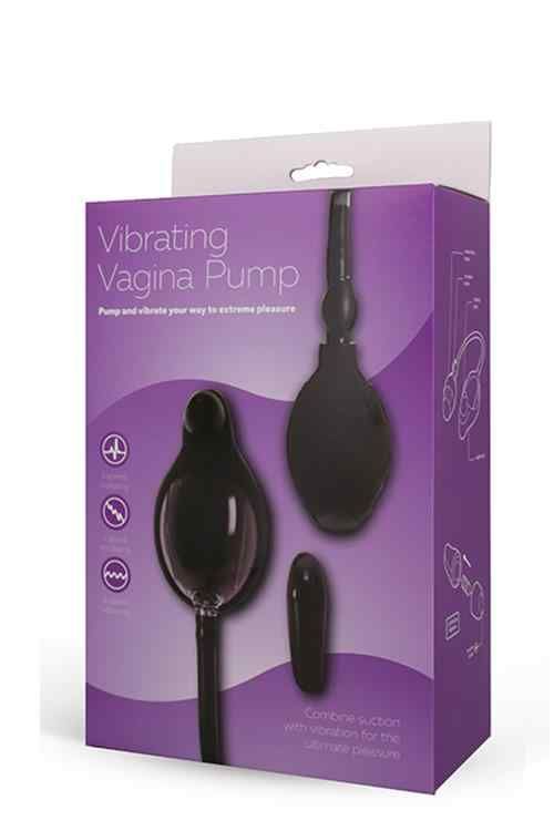 Confezione con immagine del prodotto. Scritta: Vibrating Vagina Pump. Sono raffigurati tre componenti neri.