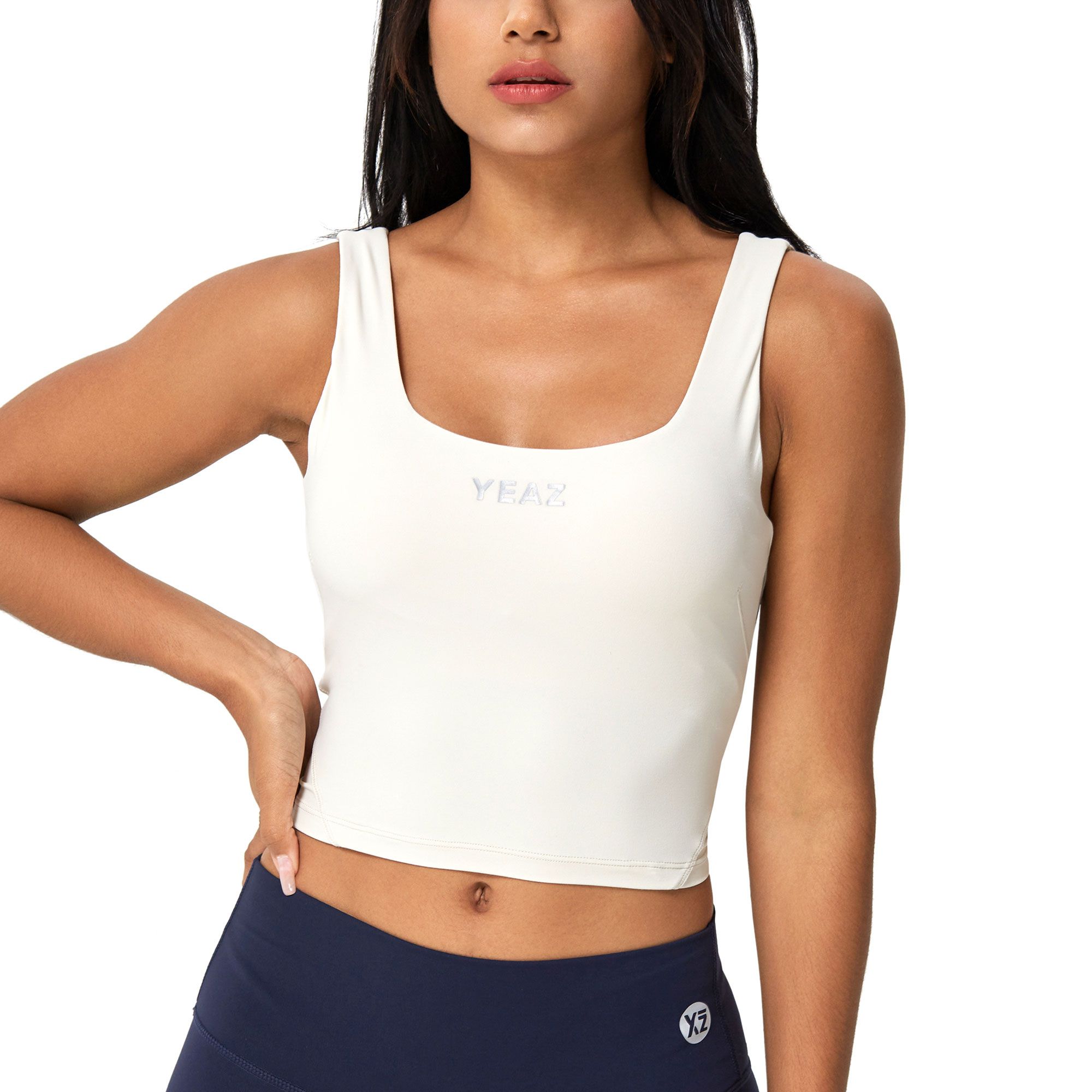 Crop top sportivo color crema con scollo quadrato e logo discreto.