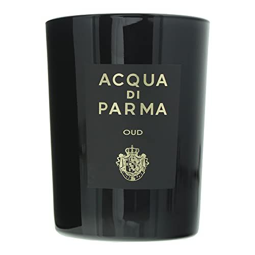 Candela profumata nera. "ACQUA DI PARMA OUD" è scritto sul vetro.