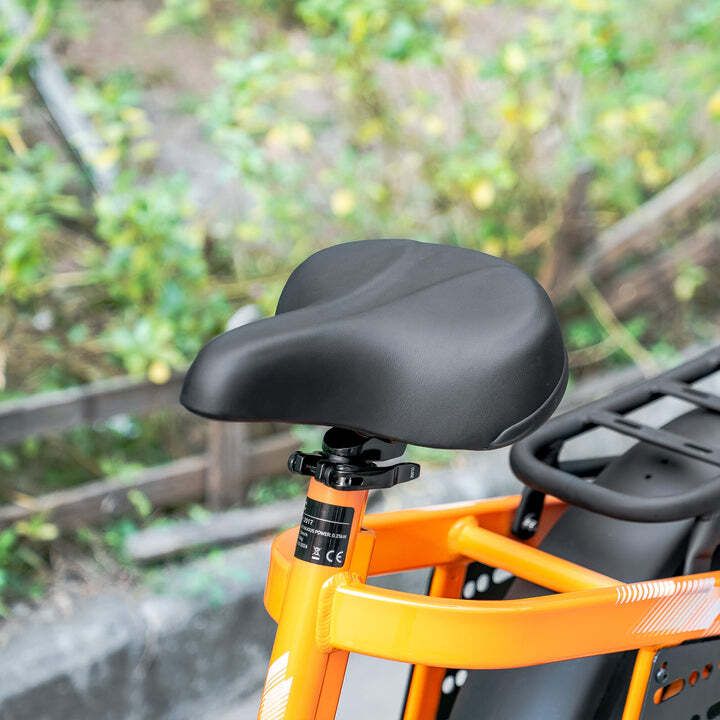 Sella nera per bicicletta su una bicicletta arancione. Marchio CE.