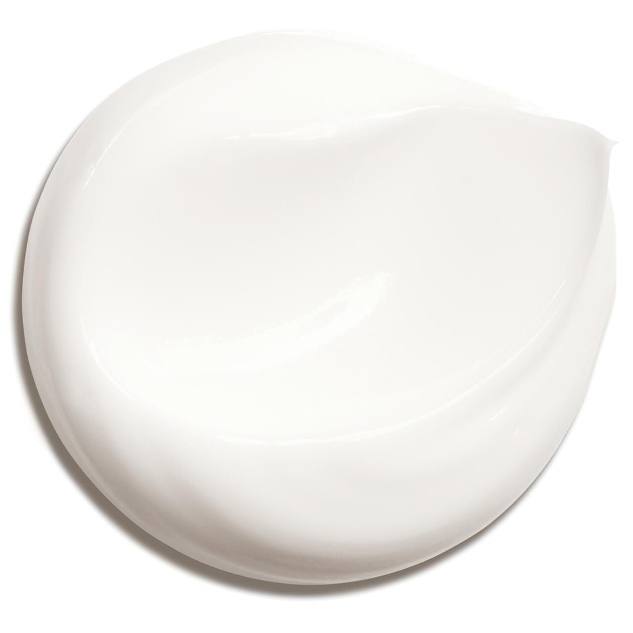 Macchia di crema bianca su sfondo bianco. Texture liscia, leggermente lucida.