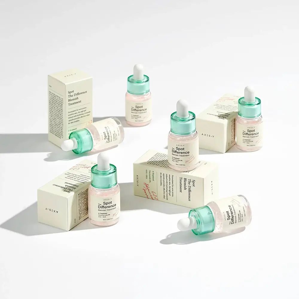 Diversi flaconi e confezioni di prodotti. Flaconi sdraiati e in piedi. Confezioni con nome del prodotto. Sfondo bianco.