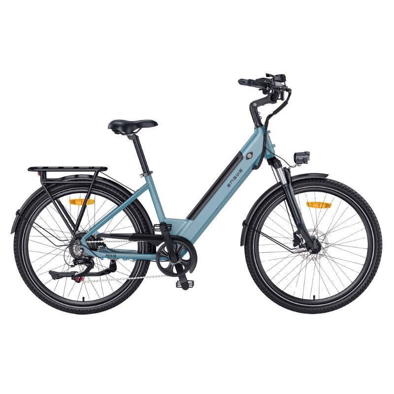 E-bike azzurra con pneumatici neri, portapacchi e parafanghi. Il logo ENGWE è visibile sul telaio.