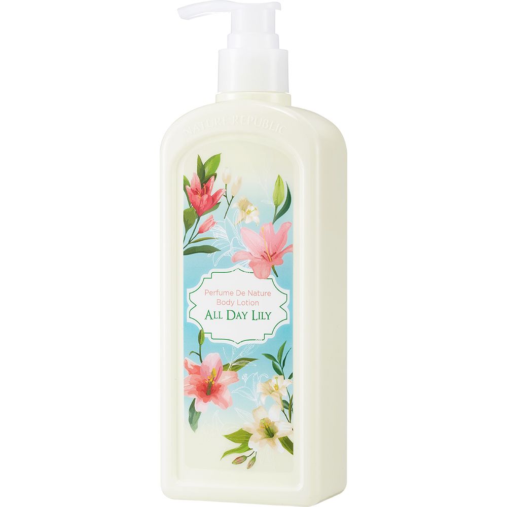 Flacone di lozione beige con dosatore a pompa. Etichetta con fiori e testo: Perfume De Nature Body Lotion, All Day Lily.