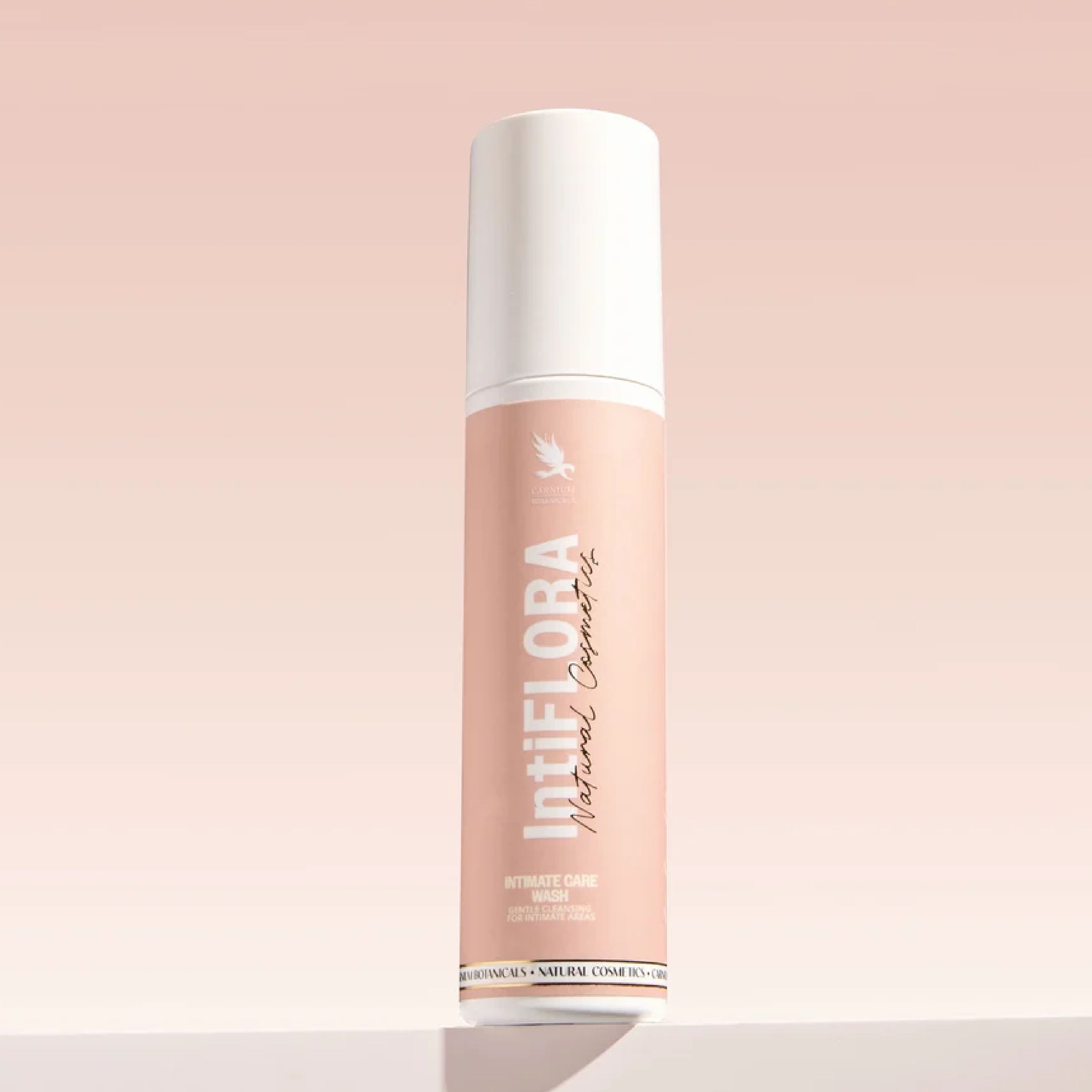 Schiuma lavante intima IntiFLORA in un dispenser rosa.