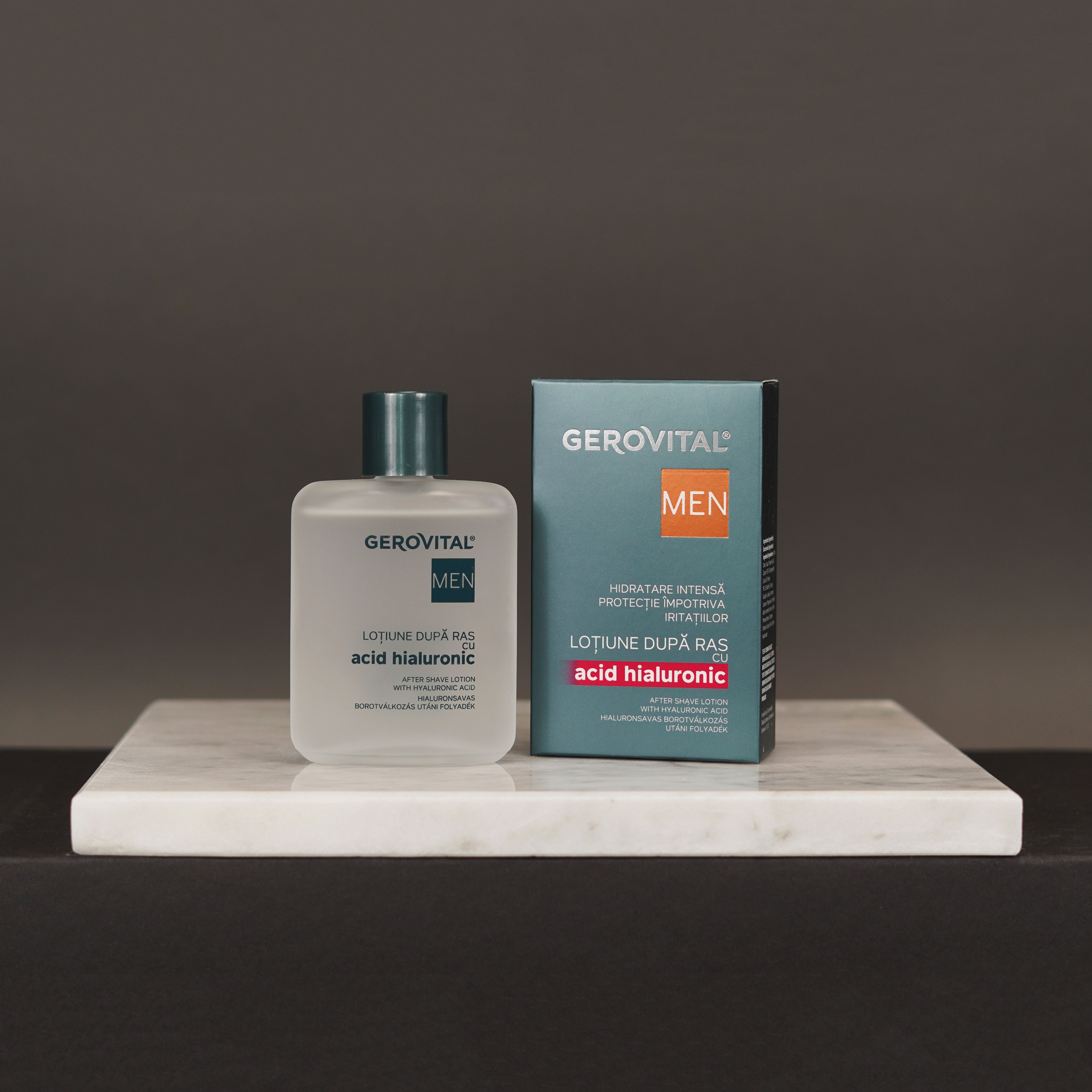 Gerovital Men Lozione dopobarba con acido ialuronico. Flacone e confezione. Flacone, tappo verde, testo, confezione.