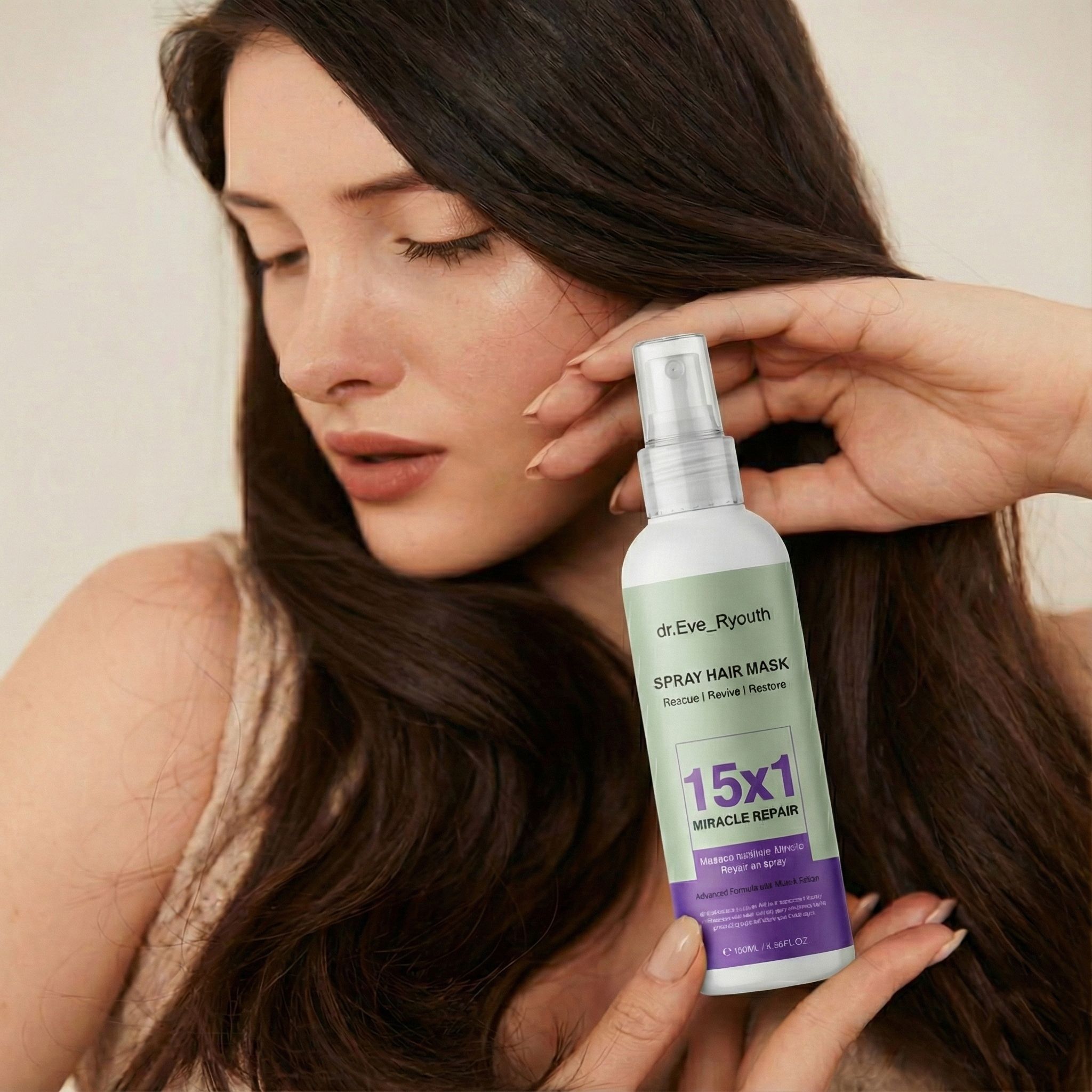 Una donna tiene in mano una maschera spray per capelli 15x1 Miracle Repair.