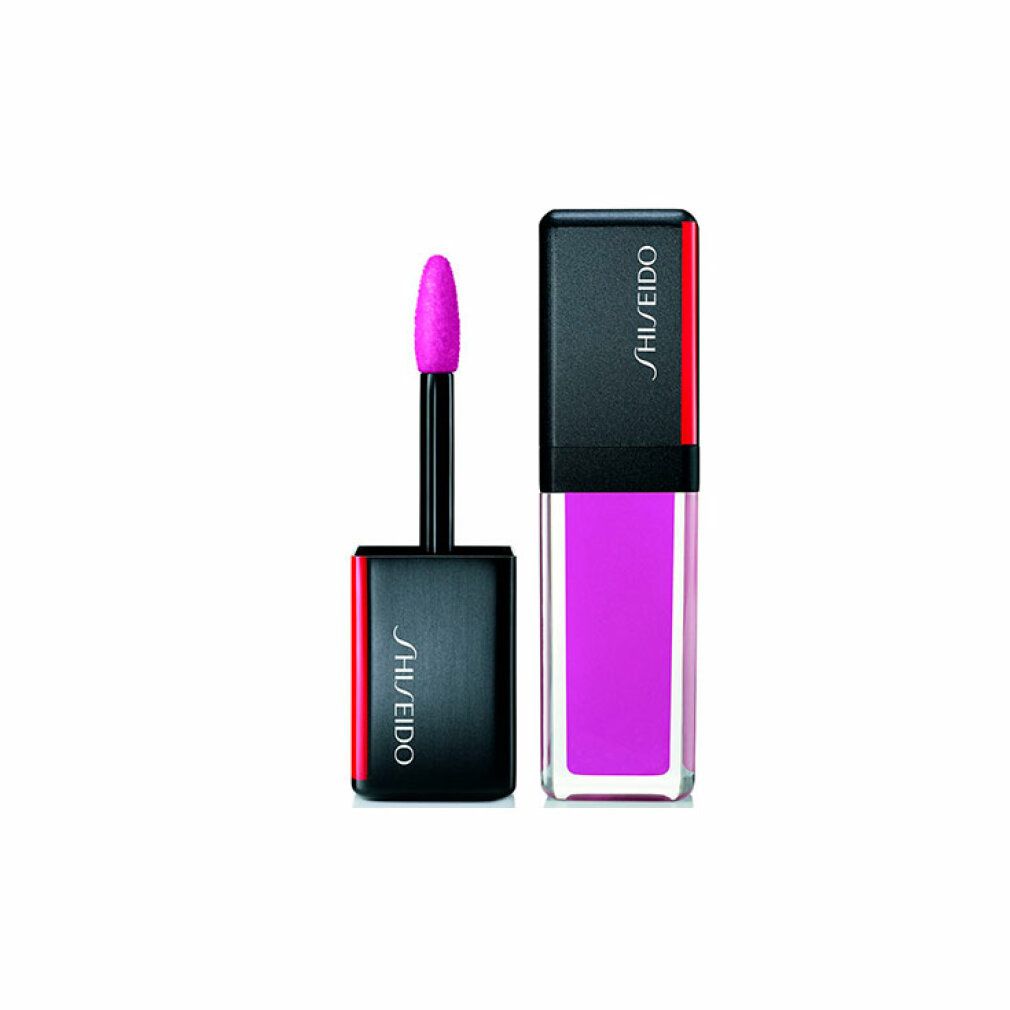 SHISEIDO LACQUERINK LIPSHINE. Contenitore nero con lucidalabbra rosa e applicatore. Accento rosso. Marchio SHISEIDO.