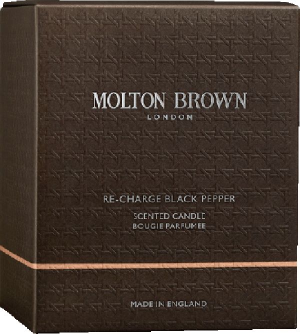 Scatola marrone con motivo in rilievo. Scritta: Molton Brown London, Re-Charge Black Pepper, Scented Candle, Bougie Parfumée, Made in England.