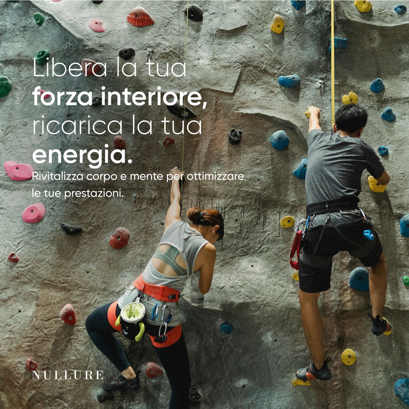 Due persone si arrampicano su una parete da arrampicata. Logo: Nullure.