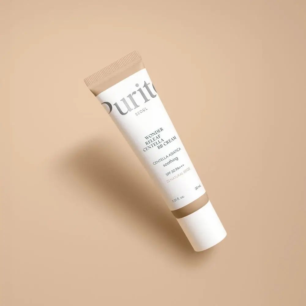 Tubo Wonder Releaf Centella BB Cream, tonalità #23 Natural Beige. Marca Purito. 30 ml. Inclinato su sfondo beige.