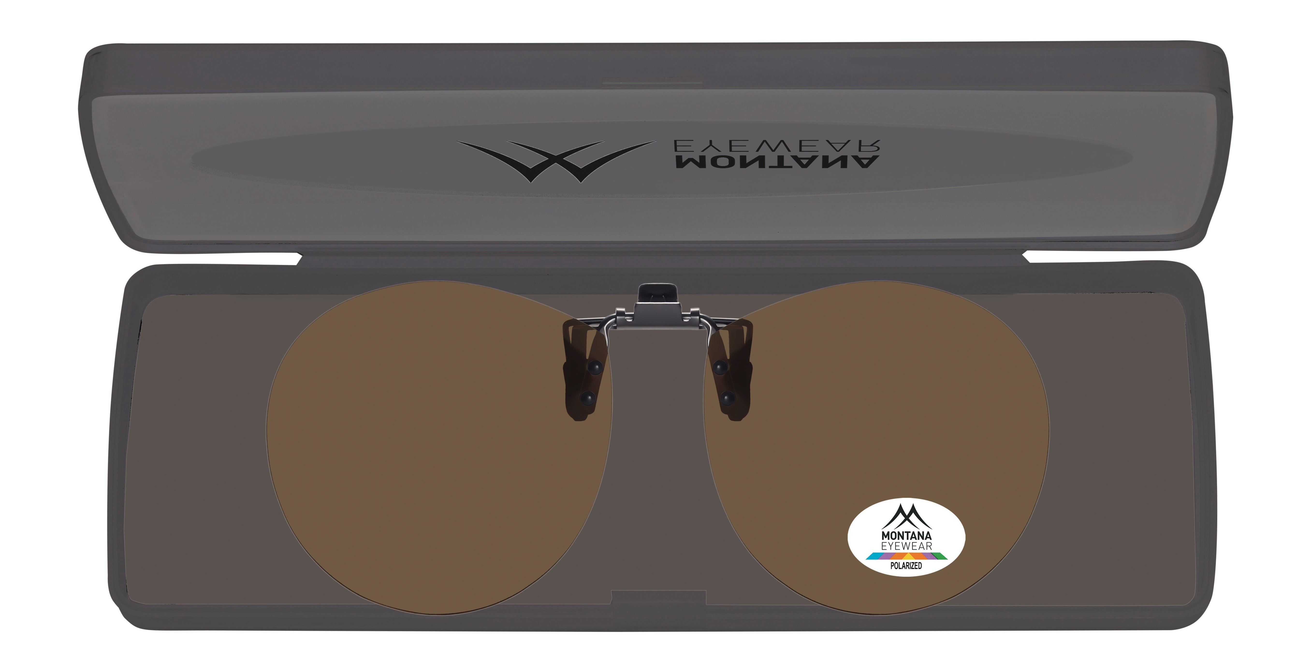 Occhiali da sole Montana Eyewear Sopot flip-up in custodia grigia. Lenti marroni, logo visibile. Custodia aperta.