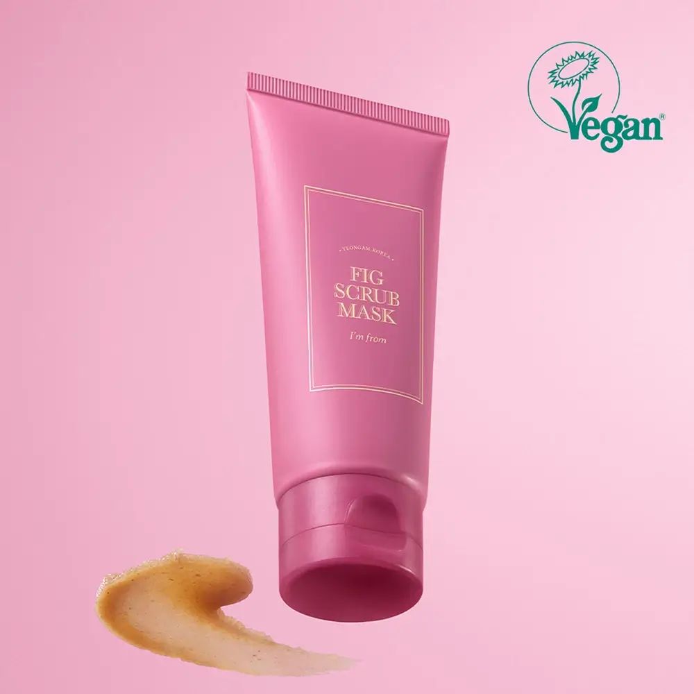 Tubo rosa con nome del prodotto ed etichetta Vegan. Prodotto applicato. I'M FROM Fig Scrub Mask.