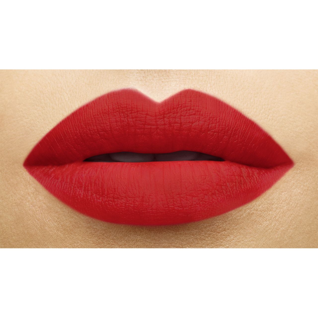 Labbra rosse, rossetto applicato. Tono della pelle sullo sfondo. Rouge pur Couture The Slim.