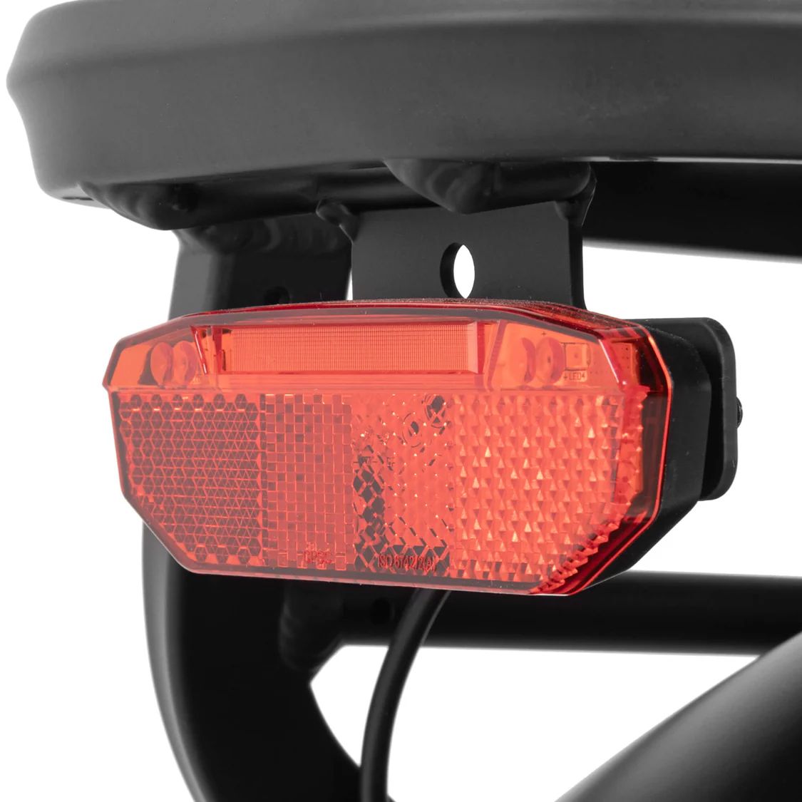 Fanale posteriore per bicicletta. Alloggiamento rosso rettangolare con catarifrangenti. Telaio nero.