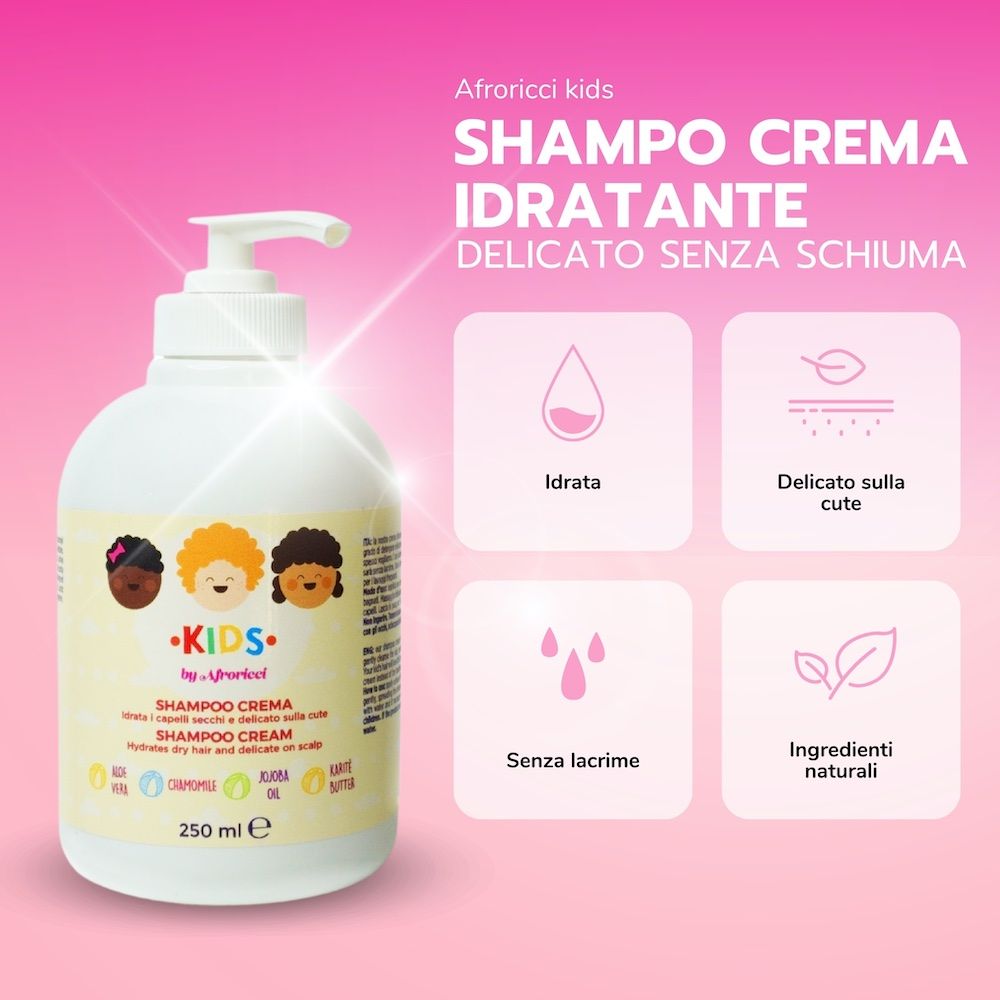 Flacone bianco AfroRicci Kids Shampoo Crema con dosatore. Sfondo rosa con testo e icone. « Idrata », « Delicato sulla cute ».