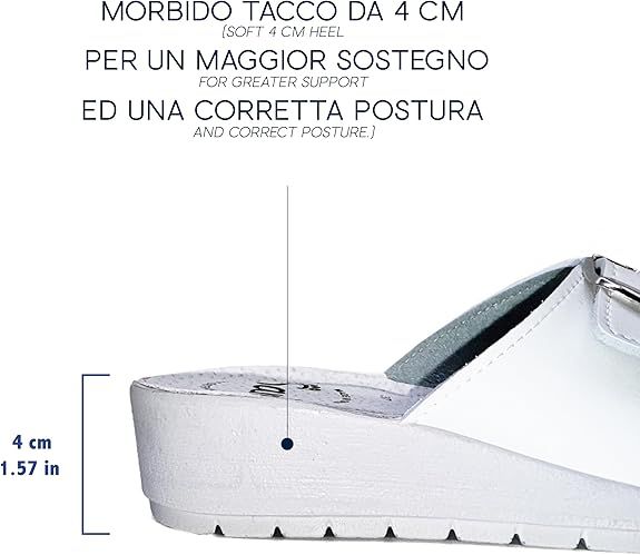 Primo piano del tacco di un sandalo bianco. Testo: Morbido Tacco da 4 cm. Dimensioni: 4 cm / 1.57 in.