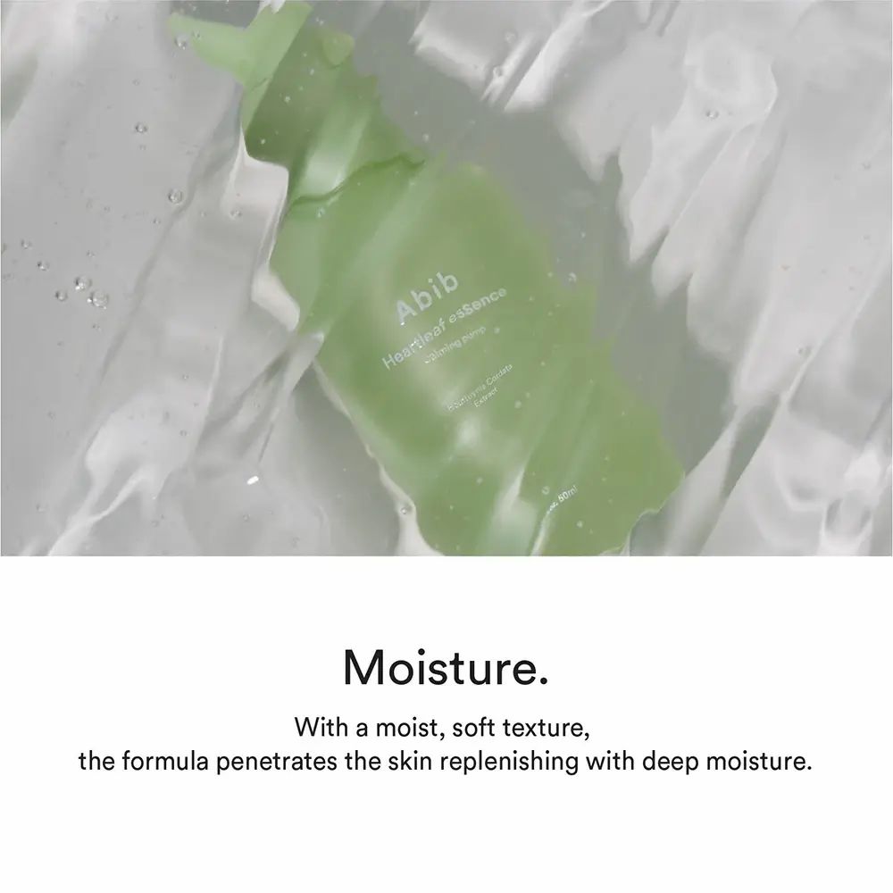 Flacone verde con pompa in acqua. Scritta: Abib Heartleaf essence. Testo sottostante: Moisture. With a moist, soft texture.