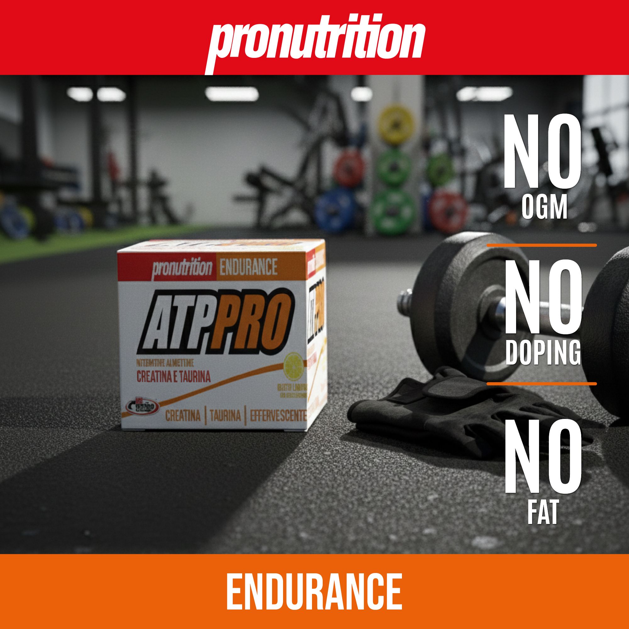 Confezione prodotto su un pavimento di palestra. Testo: NO OGM, NO DOPING, NO FAT. Sullo sfondo: manubri.